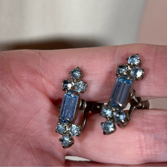 Vintage 1940’s Retro Deco Emerald cut Pale Blue Glass Silver Screw Back Earrings - Picture 3 of 11